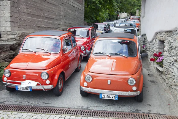 Old fiat 500 cars in narrow italian street — Stock Photo, Image