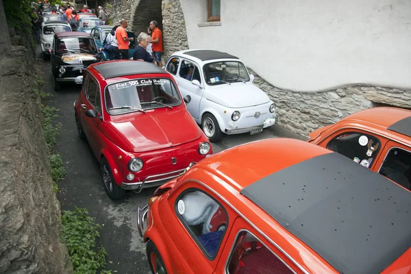 Velho fiat 500 carros em estreita rua italiana — Fotografia de Stock