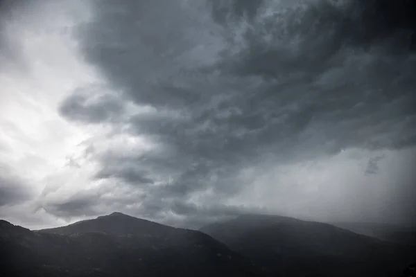 Dunkle Gewitterwolken bei Sturm in der Schweiz — Stockfoto