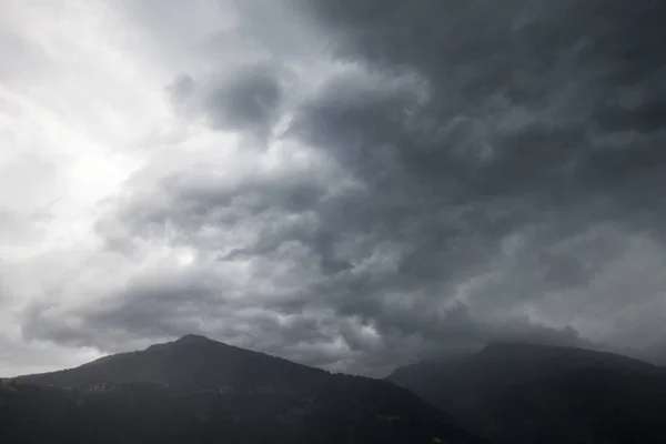 Dunkle Gewitterwolken bei Sturm in der Schweiz — Stockfoto