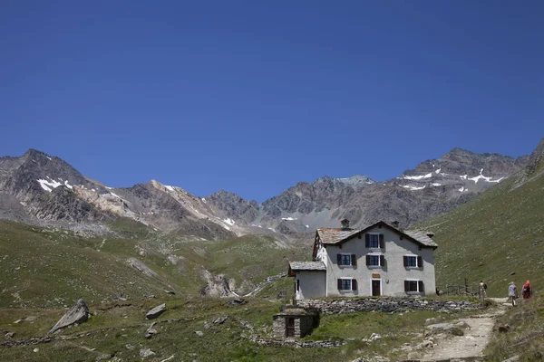 Rifugio en las montañas del parque nacional italiano gran paradiso bajo el cielo azul —  Fotos de Stock