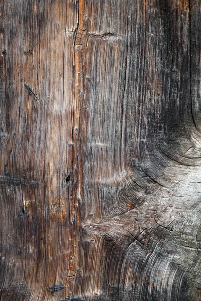 Közelkép a nagyon régi barna fa, viharvert deszka ajtó vagy a pajta — Stock Fotó