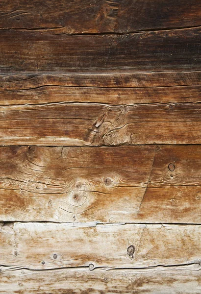 Närbild av mycket gammal brun trä väderbitna plankor av dörren eller lada — Stockfoto