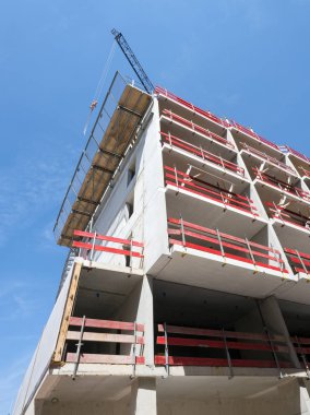 Şantiye beton yapı ve güvenlik nedeniyle kırmızı plakalar ile