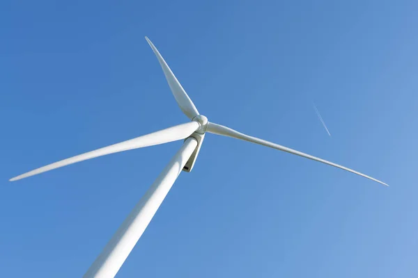 Turbina eólica branca contra o céu azul — Fotografia de Stock