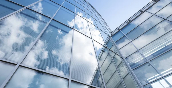 Moderne Blauw Glas Metaal Office Het Platform Gevel Weerspiegelt Wolken — Stockfoto