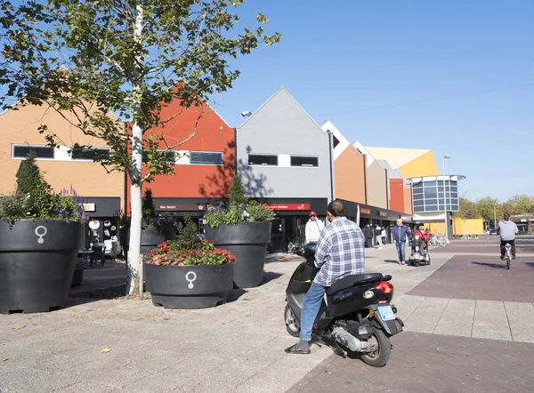 Hombre se sienta en moto en el centro comercial de Flevoland capital lelystad en Holanda —  Fotos de Stock