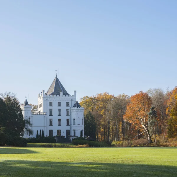 Zamek sandenbroek w pobliżu langbroek w Holandii podczas jesieni — Zdjęcie stockowe