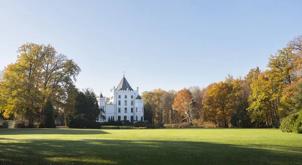 Zamek sandenbroek w pobliżu langbroek w Holandii podczas jesieni — Zdjęcie stockowe