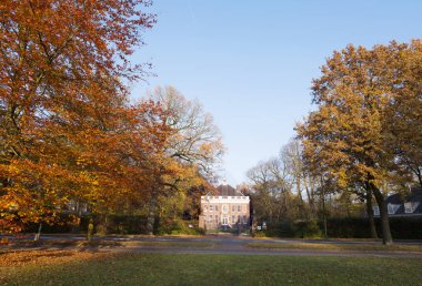 Hollandalı köy, Driebergen utrecht yakınındaki sonbahar ağaçlar arasında Manor sparrendaal