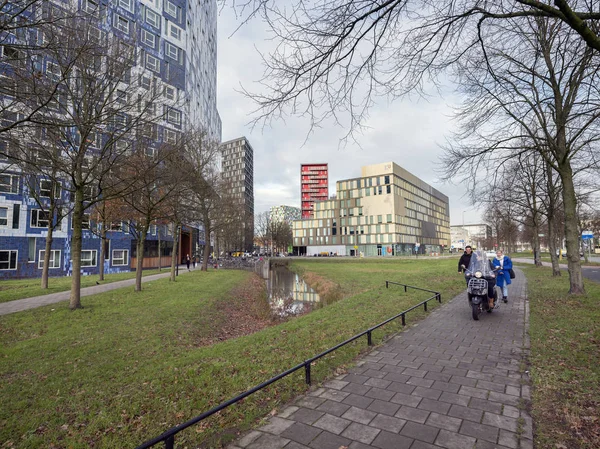 Barevné budovy v areálu univerzity de Uithof nedaleko Utrechtu v Nizozemsku — Stock fotografie