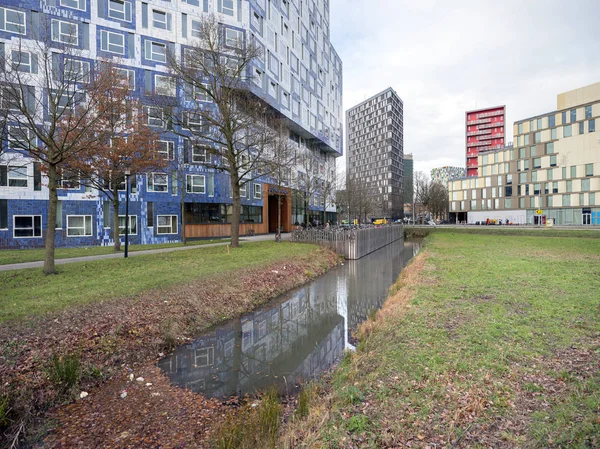 Barevné budovy v areálu univerzity de Uithof nedaleko Utrechtu v Nizozemsku — Stock fotografie