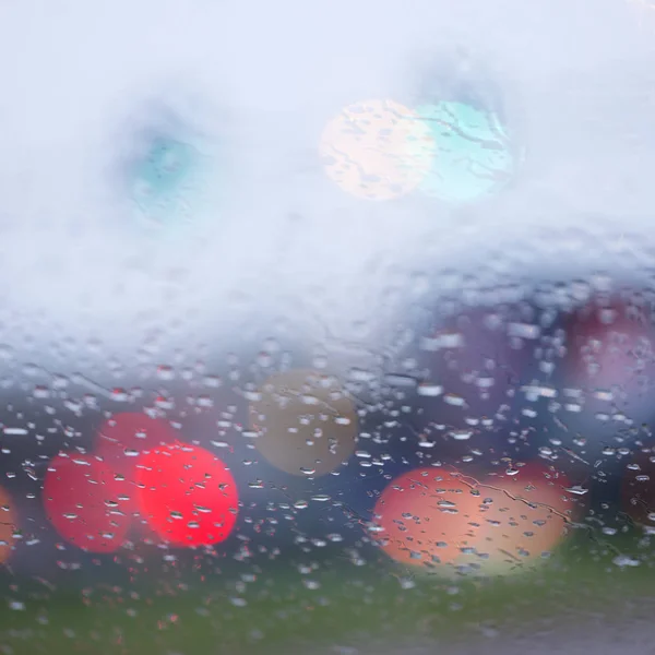 Abstrakcja Szablon Kolorowymi Światłami Krople Deszczu Podczas Ulewy Winshield Samochodu — Zdjęcie stockowe