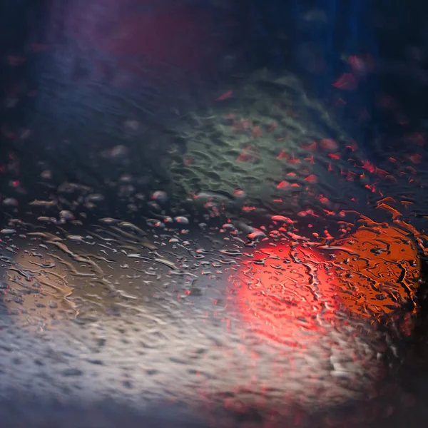 Modèle Abstrait Lumières Colorées Gouttes Pluie Pendant Pluie Sur Winshield — Photo