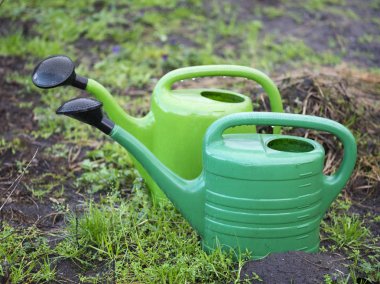 iki yeşil su kanalı kutu ıslak toprak Bahçe