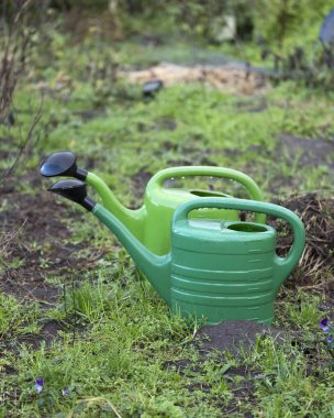 iki yeşil su kanalı kutu ıslak toprak Bahçe