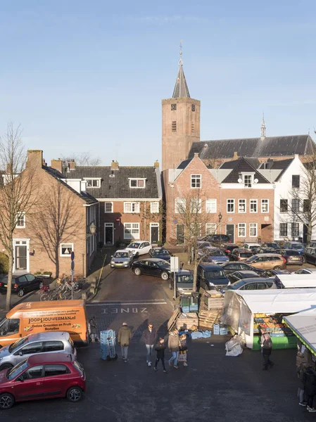 ナールデンは オランダ 2019 ナールデン権利確定のオランダの町で大規模な古い教会の前景のオープンエアの市場の人々 — ストック写真