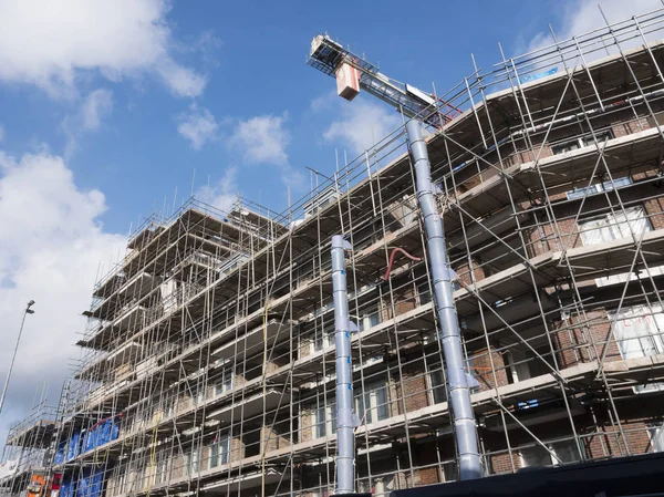 Scaffolding around construction site of large building in utrecht — Stock Photo, Image