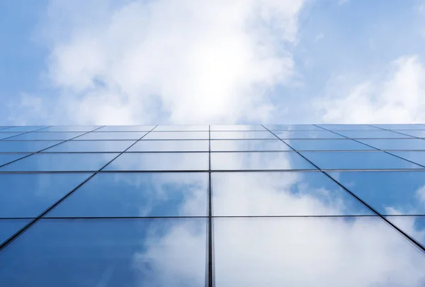 Detalhe do edifício de escritório moderno com vidro e aço refletindo céu azul — Fotografia de Stock