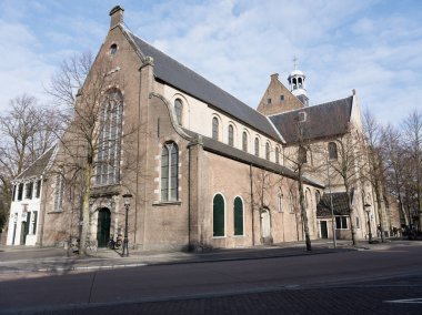 insanlar eski janskerk utrecht merkezinde güneşli kışın geçer