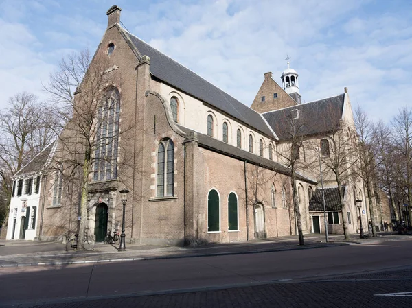 Emberek át régi janskerk utrecht szívében a napfényes nap, tél — Stock Fotó