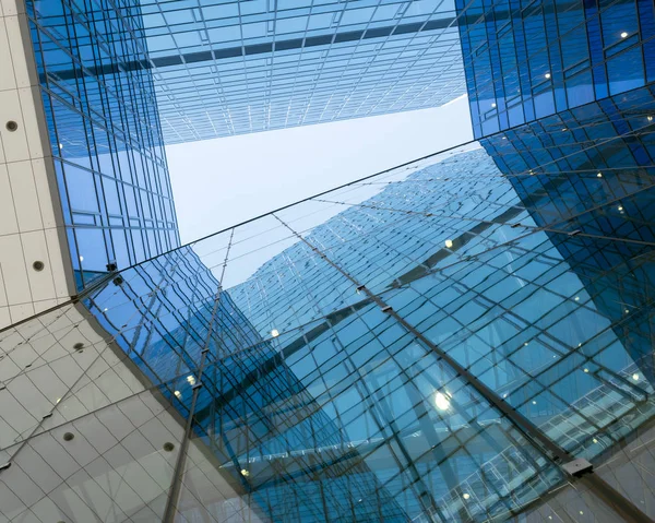 Opzoeken in de stadhuis toren van utrecht in Nederland — Stockfoto