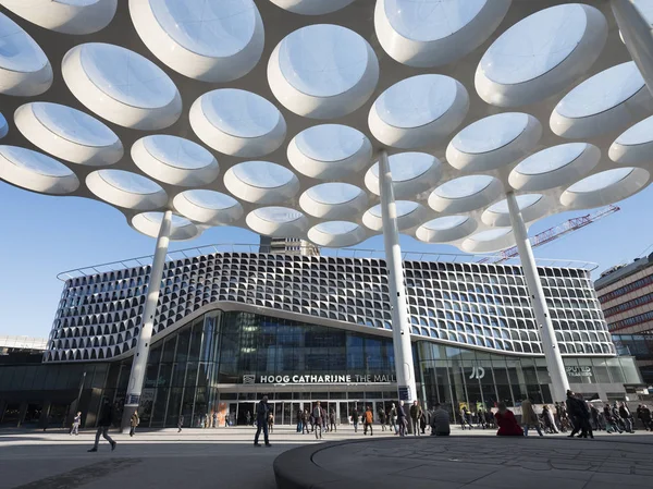 Mensen op het plein tussen utrecht centraal station en winkelcentrum hoog catharijne — Stockfoto