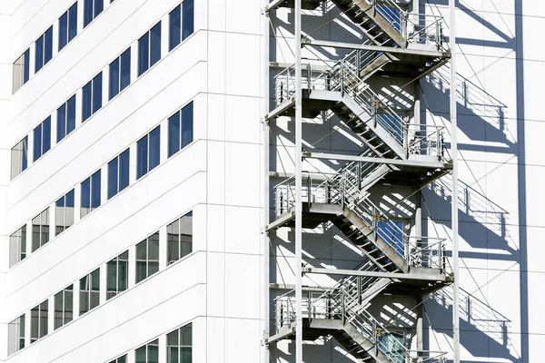 Edificio de oficinas de gran altura con sombra de escape de incendios de metal —  Fotos de Stock