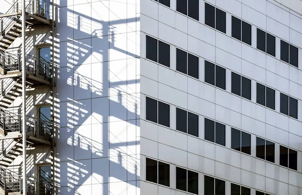 Výškové kancelářské budovy se stínem kovových požární schodiště — Stock fotografie