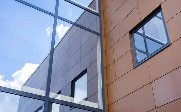 Современное торговое здание с отражением в окне и голубом небе — стоковое фото