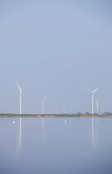 Turbine eoliche e cielo blu riflesso in acqua di Eemmeer vicino hu — Foto Stock