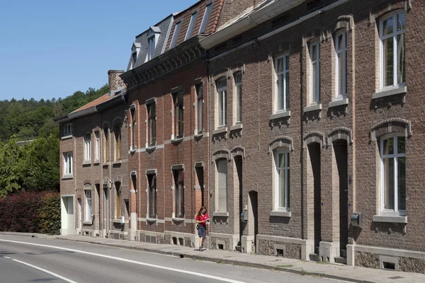 Mujer entrega correo en la ciudad belga de Trooz cerca de Lieja en Arden —  Fotos de Stock