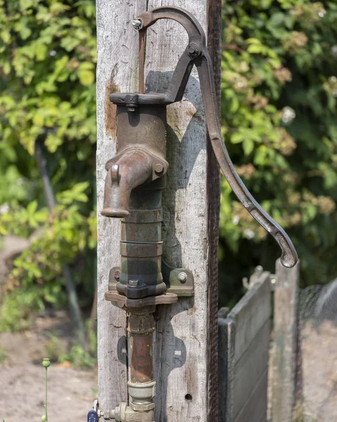 Bomba de água de ferro fundido velho e enferrujado — Fotografia de Stock