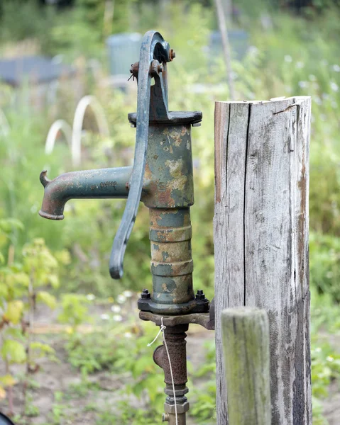 Vieille et rouillée pompe à eau en fonte — Photo