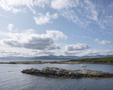 arka planda kerrypeninsula ile beara kara ve deniz manzarası
