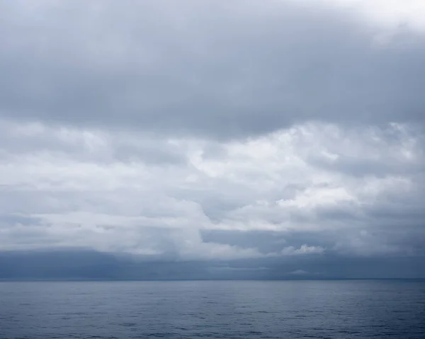 Θαλασσογραφία με συννεφιασμένο ουρανό πάνω από τη θάλασσα — Φωτογραφία Αρχείου