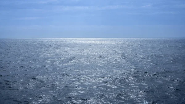 Морской пейзаж с отражением солнечного света на воде — стоковое фото