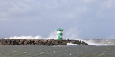 fırtına sırasında Hollanda'da scheveningen limanı yakınında iskele