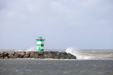 fırtına sırasında Hollanda'da scheveningen limanı yakınında iskele