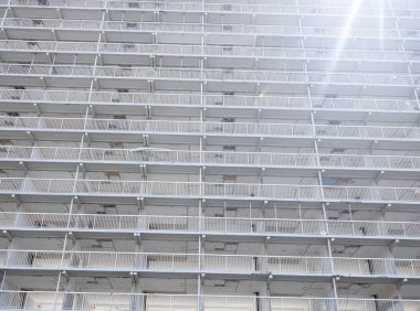 insanlar iskele altında scheveningen plajda yürüyüş ve fırtına sırasında güçlü rüzgar içine yalın