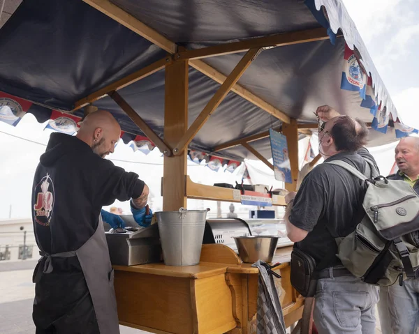 Mensen Wandelen Het Strand Van Scheveningen Onder Pier Leunen Sterke — Stockfoto