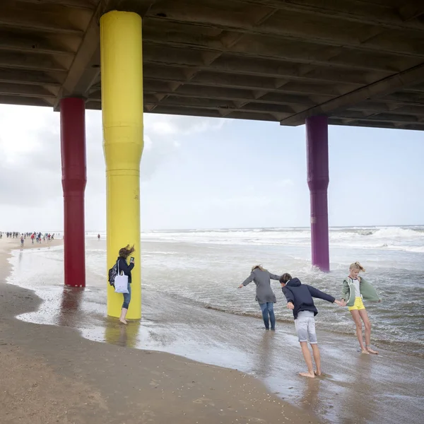 Mensen Wandelen Het Strand Van Scheveningen Onder Pier Leunen Sterke — Stockfoto