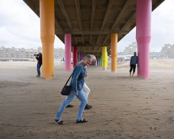 Scheveningen Augustus 2019 Paar Leunt Wind Onder Pier Tijdens Storm — Stockfoto