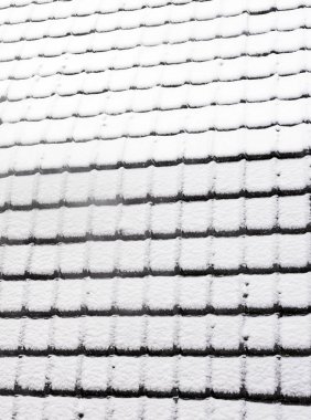 kışın evin karla kaplı çatı kiremitleri