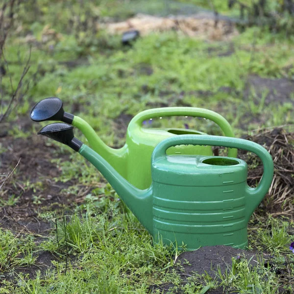 bahçe topraklarında iki yeşil sulama canları