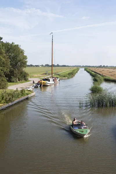 People and boats in canal of tipical frisian landscape in the no — Stock Photo, Image