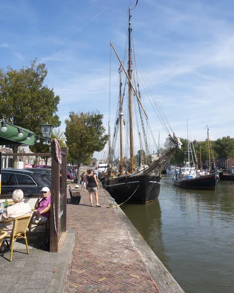 Outdoor-Café und alte Segelboote in noorderhaven, das ist die o — Stockfoto