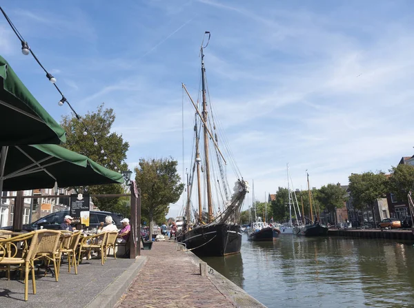 Noorderhaven wich açık kafe ve eski yelkenli tekneler o — Stok fotoğraf