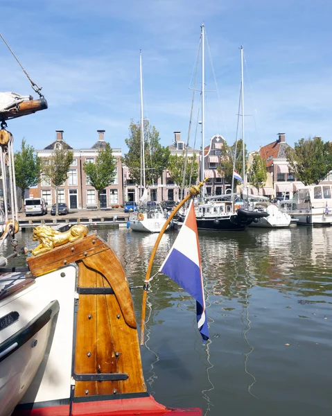Old sailing vessels in harbor noorderhaven of harlingen in dutch — Stock Photo, Image