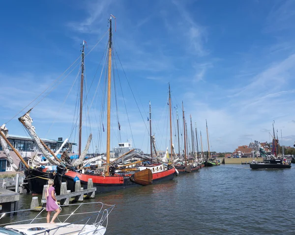 Mädchen auf Motorjacht fährt in Hafen von Harlingen in Friesland ein — Stockfoto